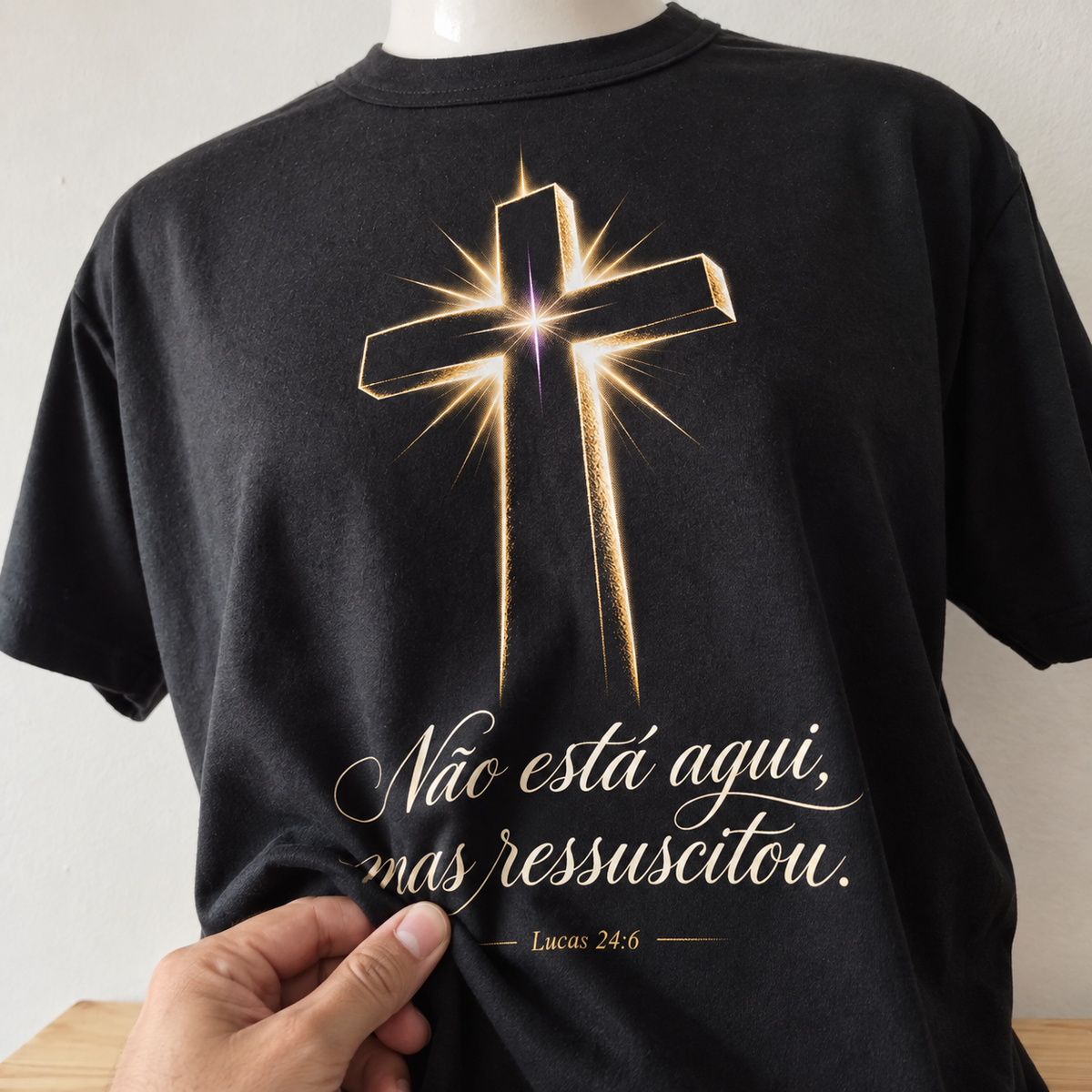Detalhe do toque da camiseta Não Está Aqui, Mas Ressuscitou