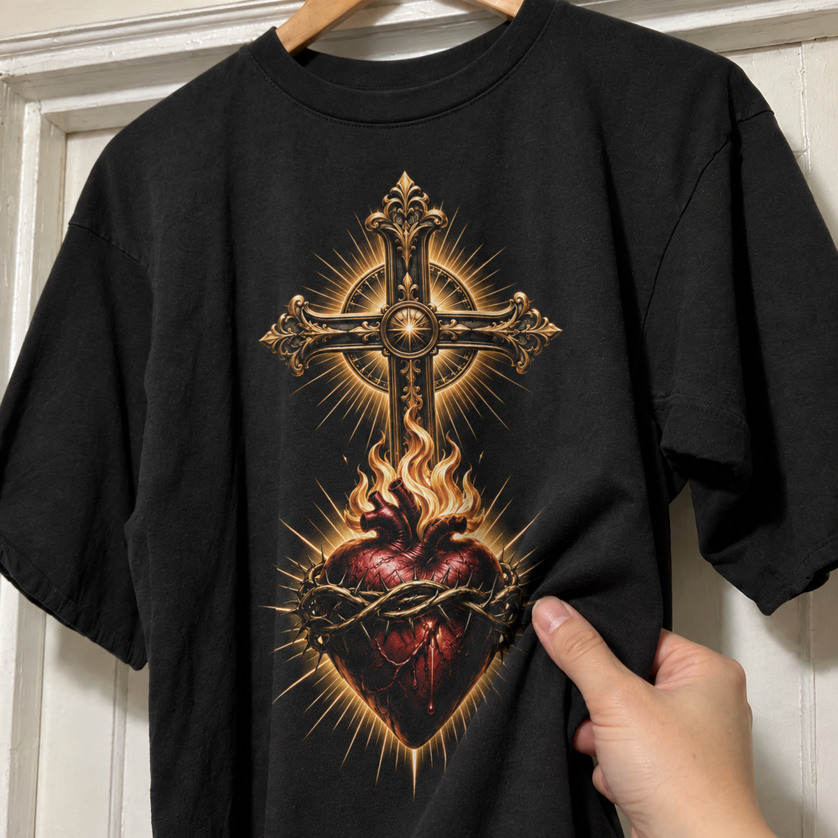 Detalhe do toque da camiseta Cruz Ornamental e Sagrado Coração