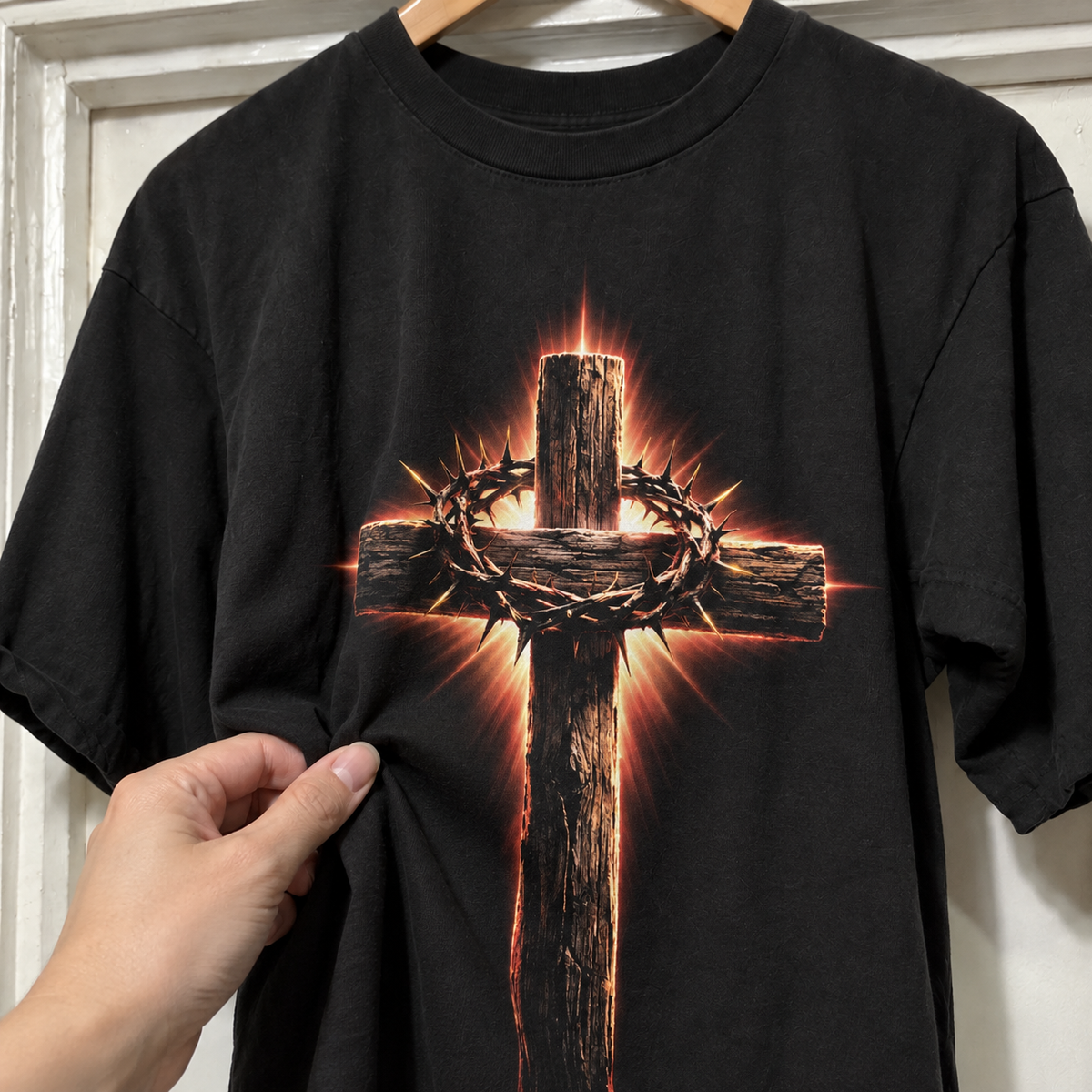 Detalhe do toque da camiseta Cruz e Coroa de Espinhos