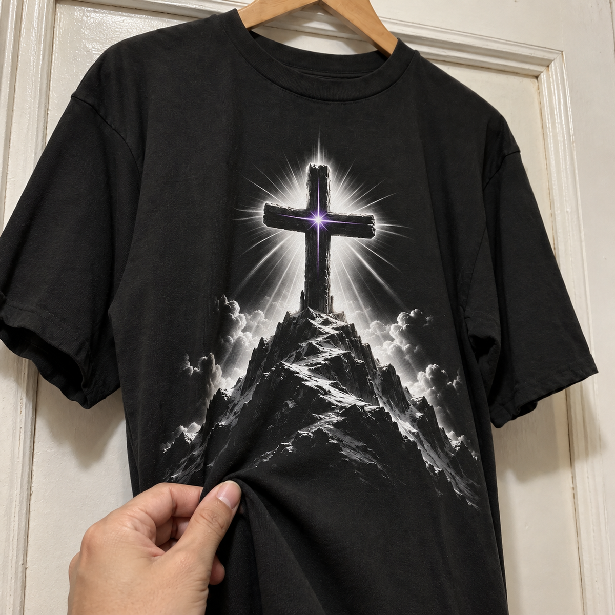 Detalhe do toque da camiseta Cruz no Topo da Montanha