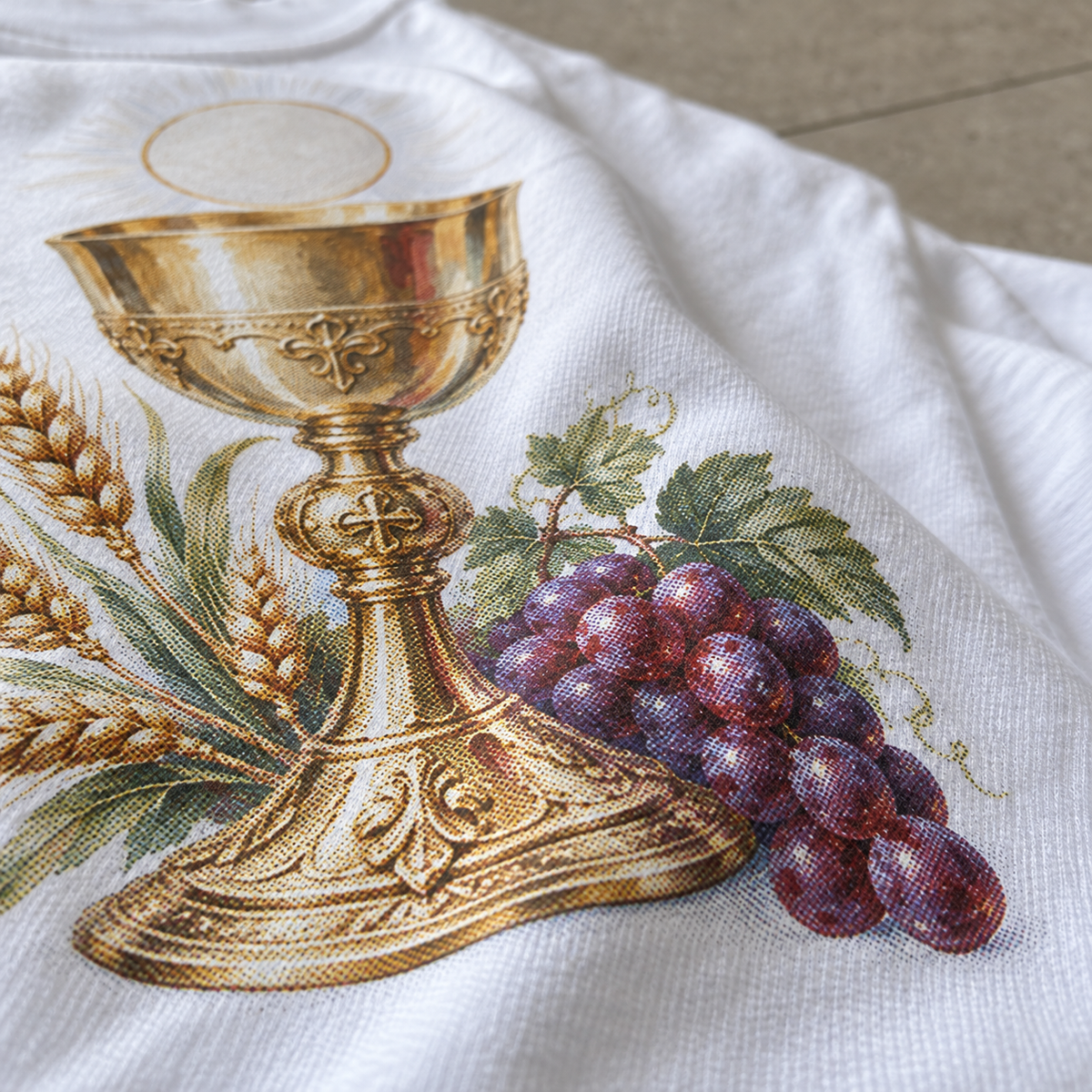Textura da camiseta branca com a estampa Eucaristia, Trigo e Uvas