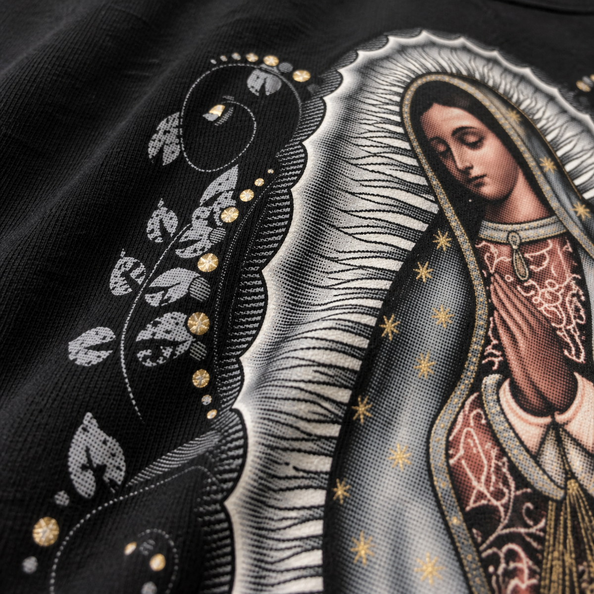 Textura da camiseta com a estampa Nossa Senhora de Guadalupe