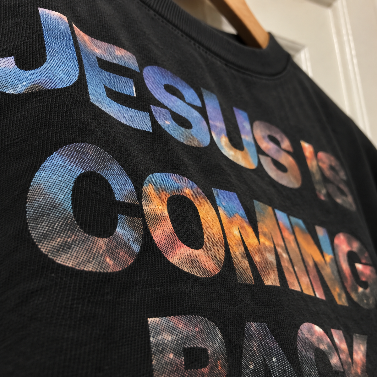 Textura da camiseta com a estampa Jesus Is Coming Back