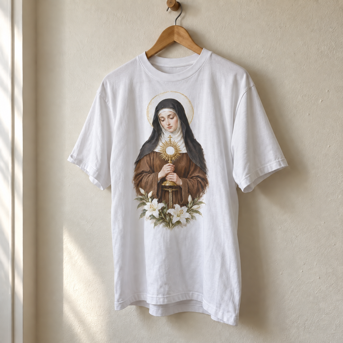Camiseta branca Santa Clara de Assis, estampa completa