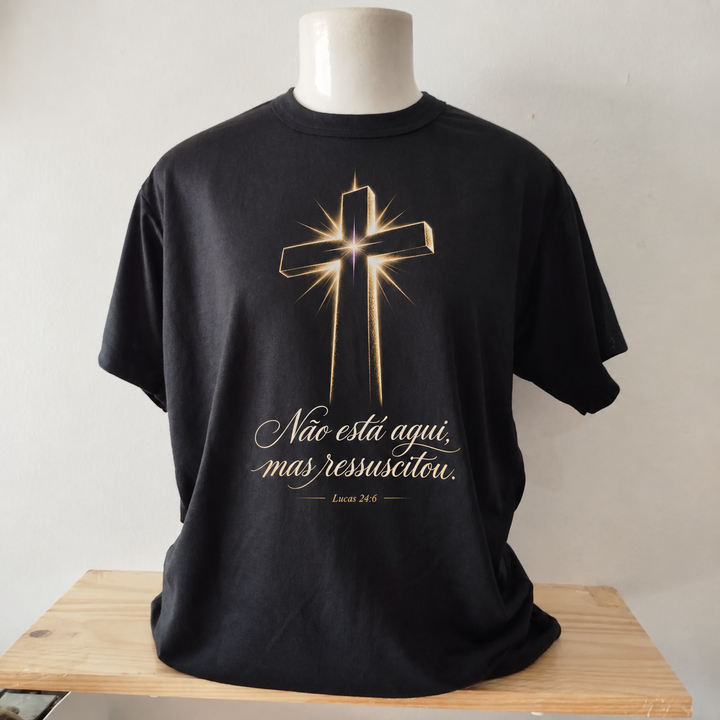 Camiseta gospel Não Está Aqui, Mas Ressuscitou | Estampa cristã em DTF