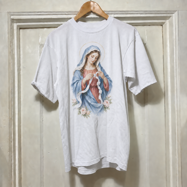 Camiseta branca Maria Desatadora dos Nós, estampa completa