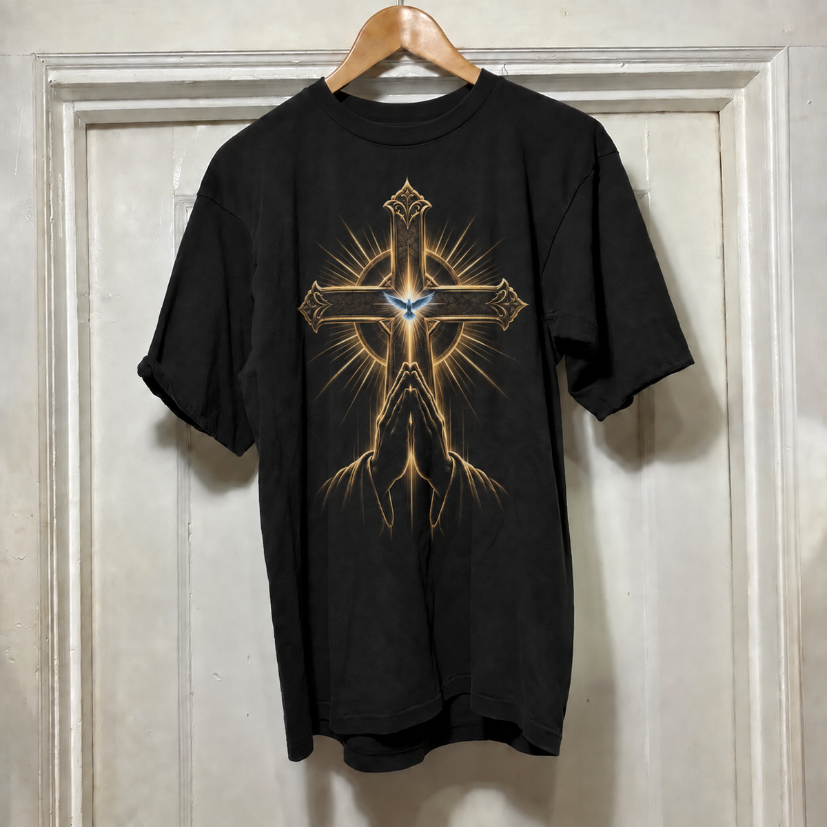 Camiseta Cruz Dourada e Mãos em Oração, estampa completa
