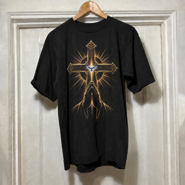 Camiseta Cruz Dourada e Mãos em Oração, estampa completa