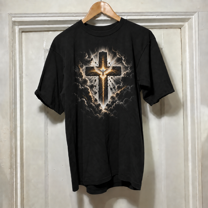 Camiseta gospel Cruz entre Nuvens com Pomba de Luz | Estampa cristã em DTF