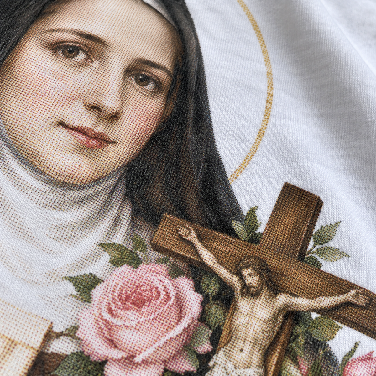Detalhe da estampa Santa Teresinha das Rosas, impressão DTF com meio-tom