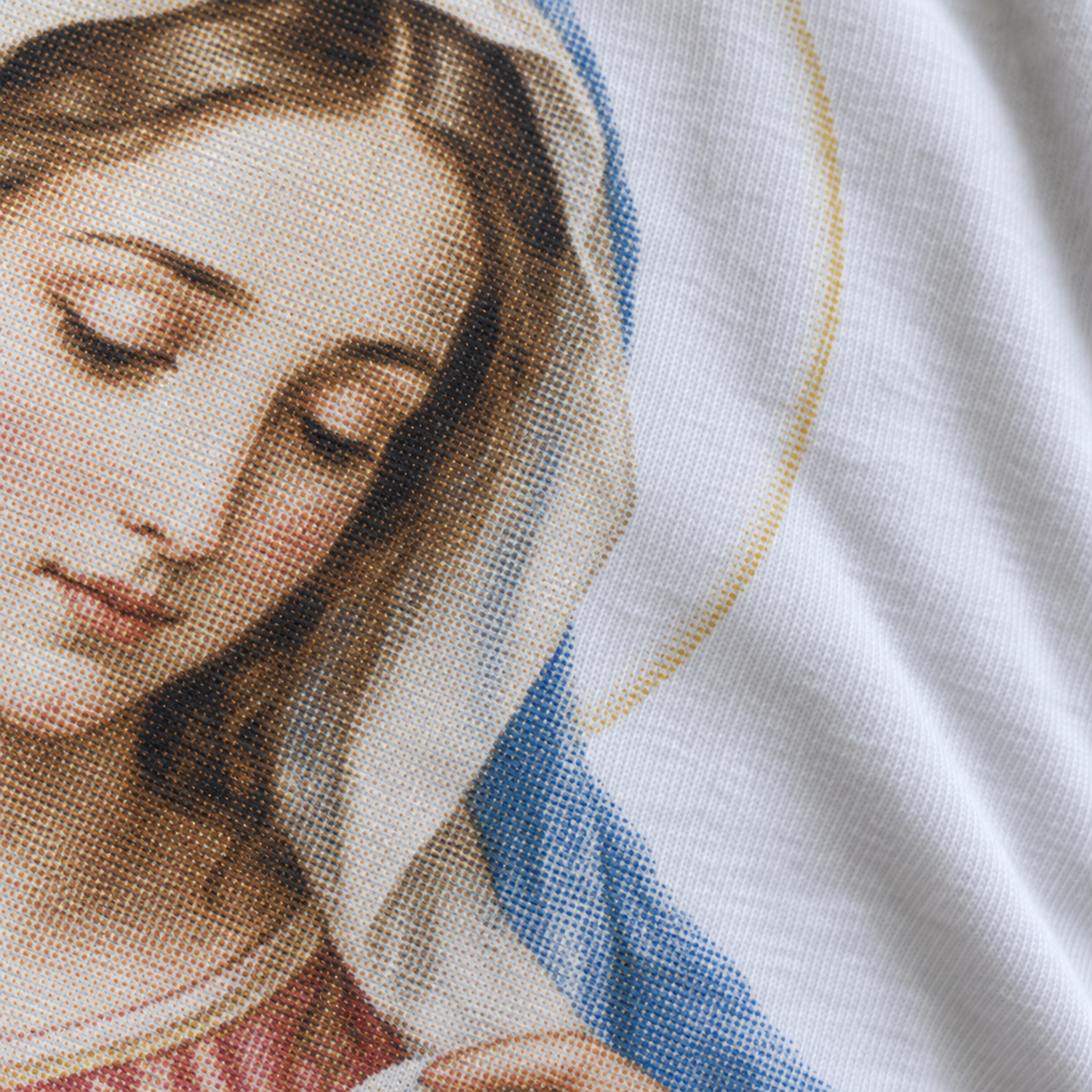 Detalhe da estampa Maria Desatadora dos Nós, impressão DTF com meio-tom