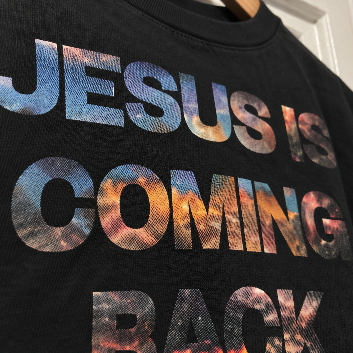 Detalhe da estampa Jesus Is Coming Back, impressão DTF