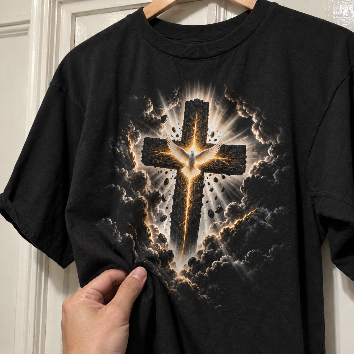 Detalhe do toque da camiseta Cruz entre Nuvens com Pomba de Luz