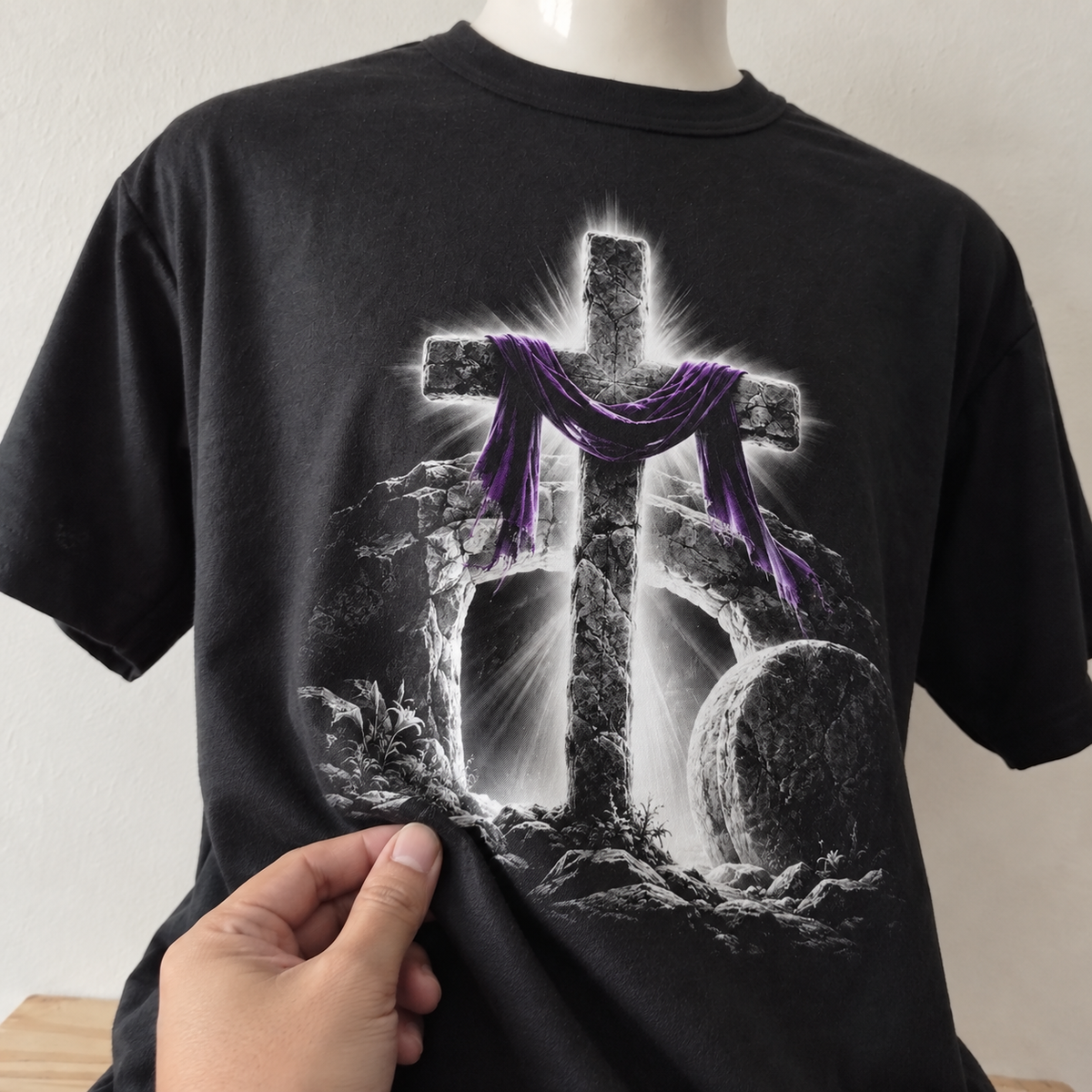 Detalhe do toque da camiseta Cruz do Túmulo Vazio
