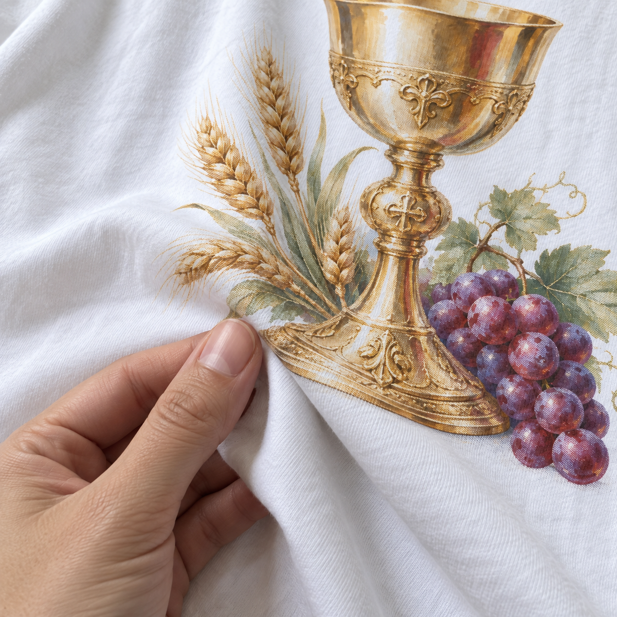 Tecido da camiseta branca Eucaristia, Trigo e Uvas em movimento