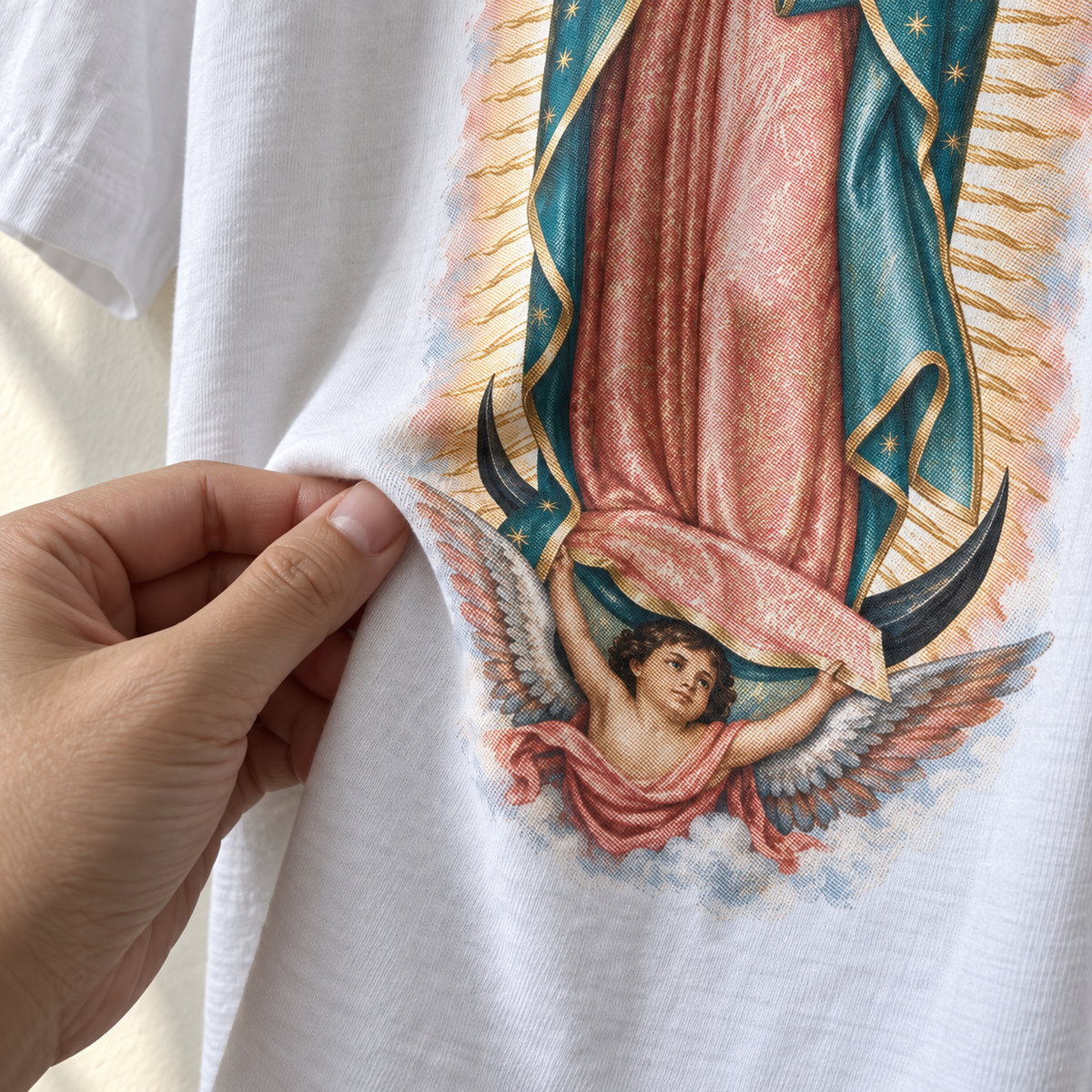Tecido da camiseta branca Nossa Senhora de Guadalupe em movimento