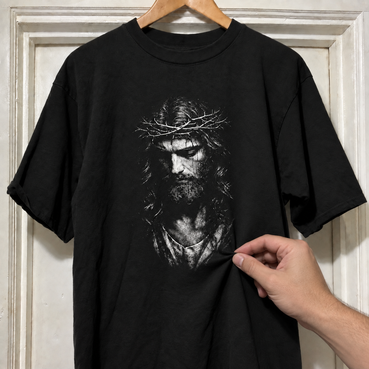Detalhe do toque da camiseta Cristo Coroado, Preto e Branco