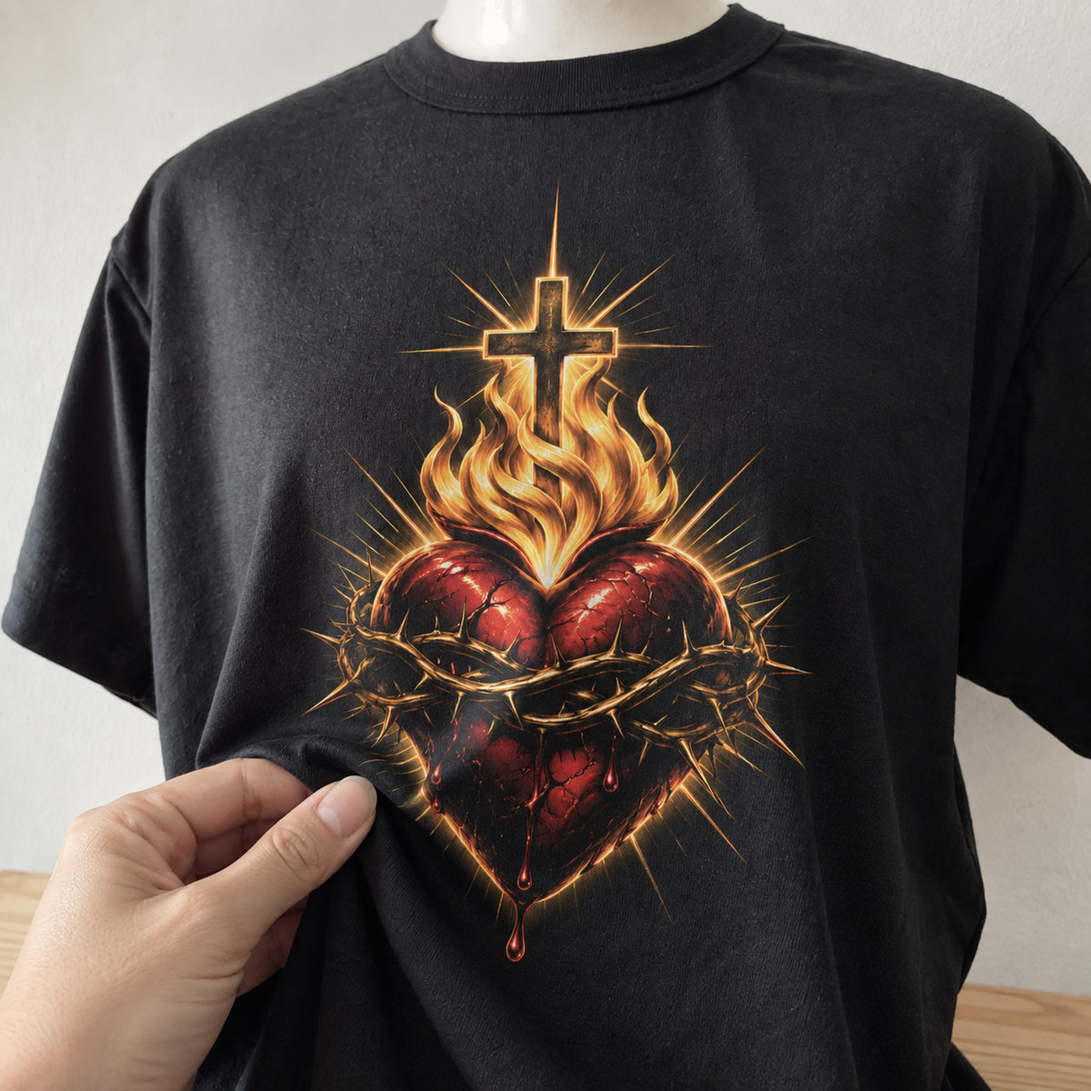 Detalhe do toque da camiseta Sagrado Coração em Chamas