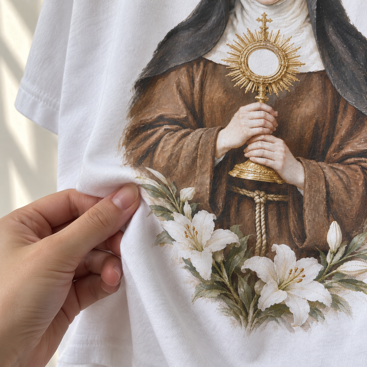 Tecido da camiseta branca Santa Clara de Assis em movimento