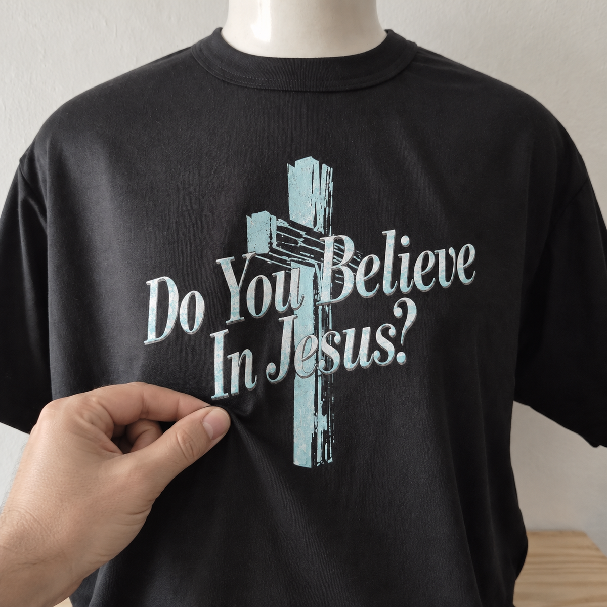 Detalhe do toque da camiseta Do You Believe in Jesus?
