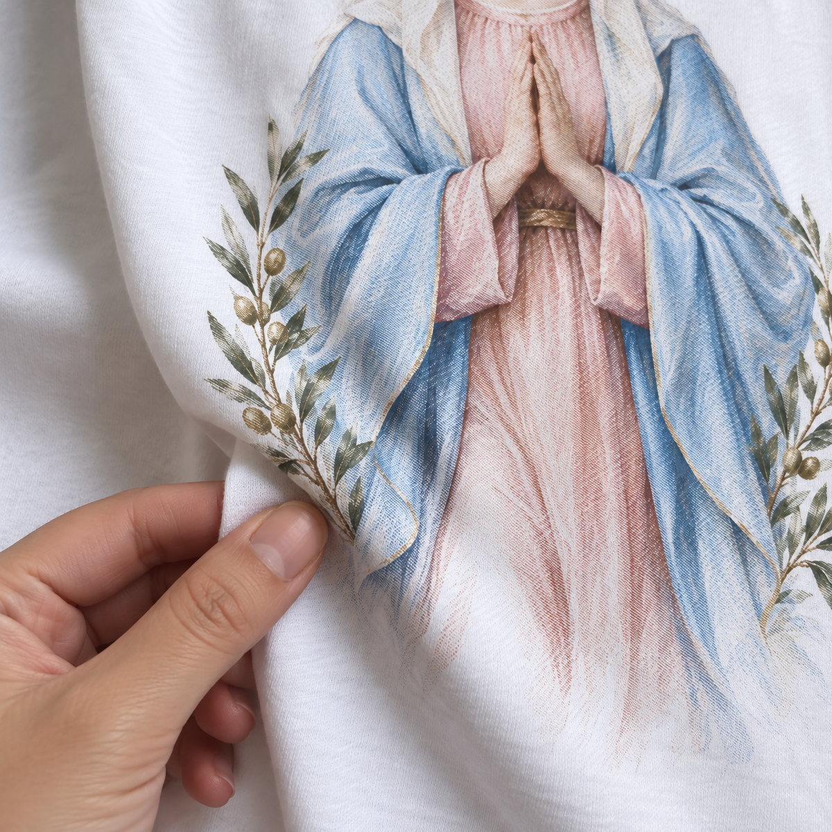Tecido da camiseta branca Nossa Senhora da Paz em movimento