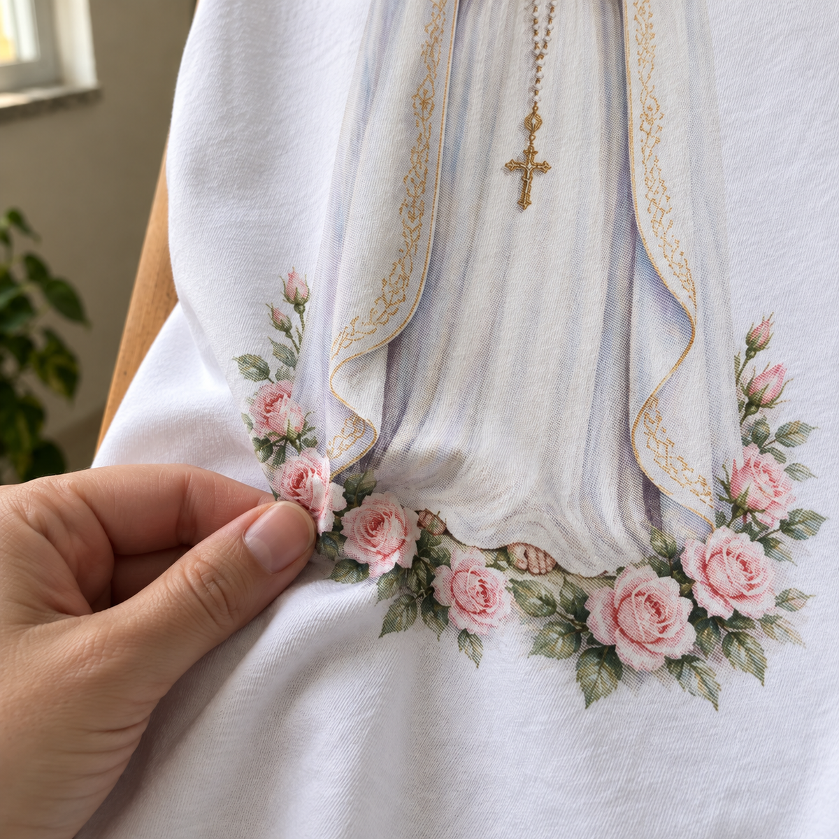Tecido da camiseta branca Nossa Senhora de Fátima em movimento