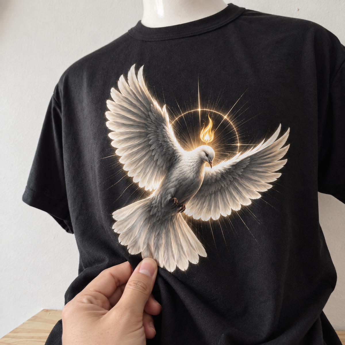 Detalhe do toque da camiseta Pomba do Espírito Santo
