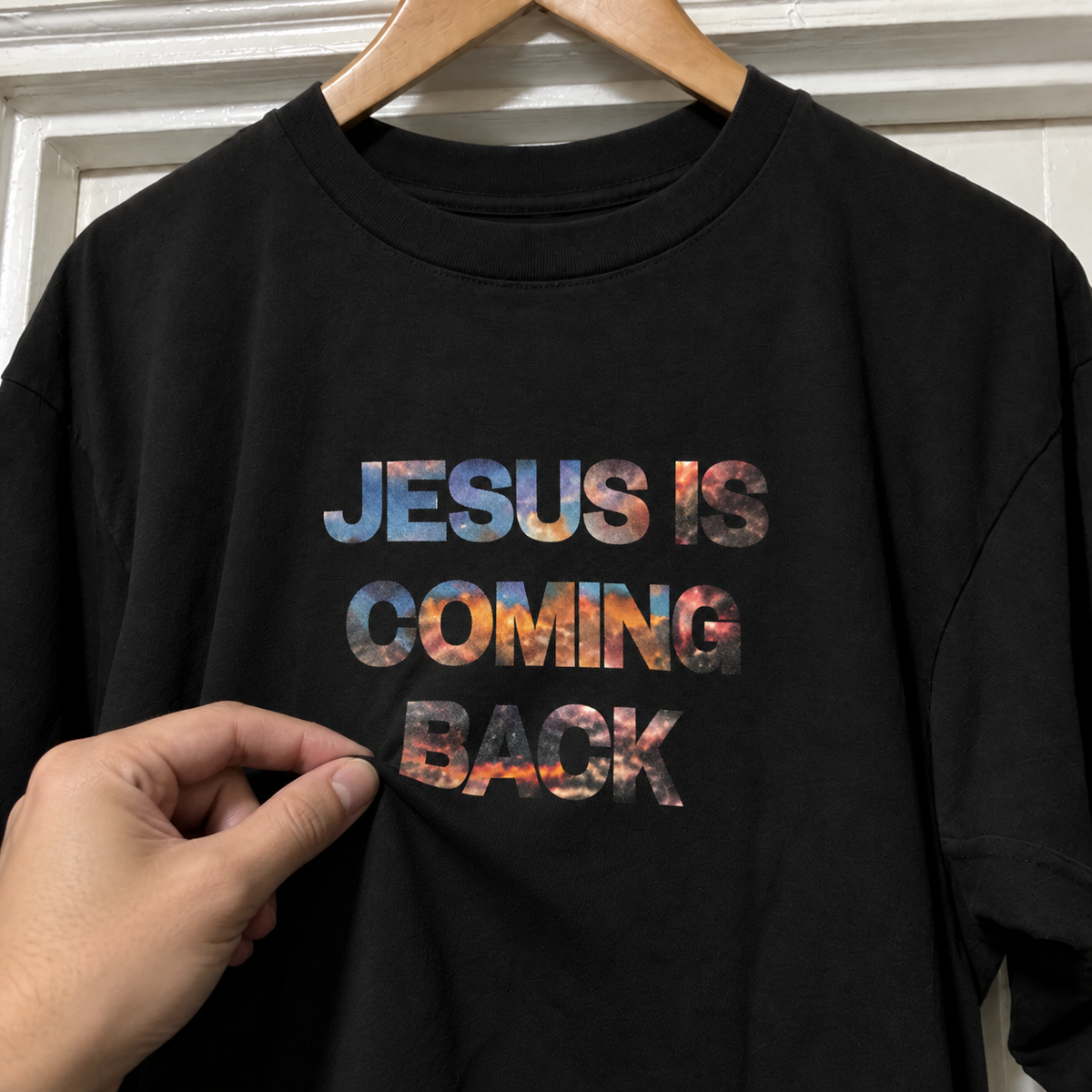 Detalhe do toque da camiseta Jesus Is Coming Back