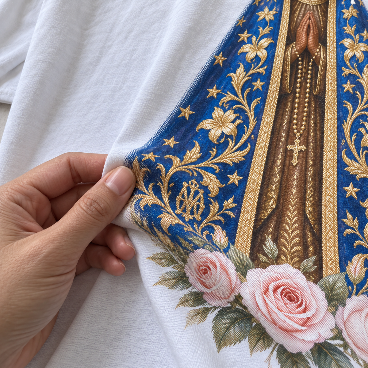 Tecido da camiseta branca Nossa Senhora Aparecida em movimento