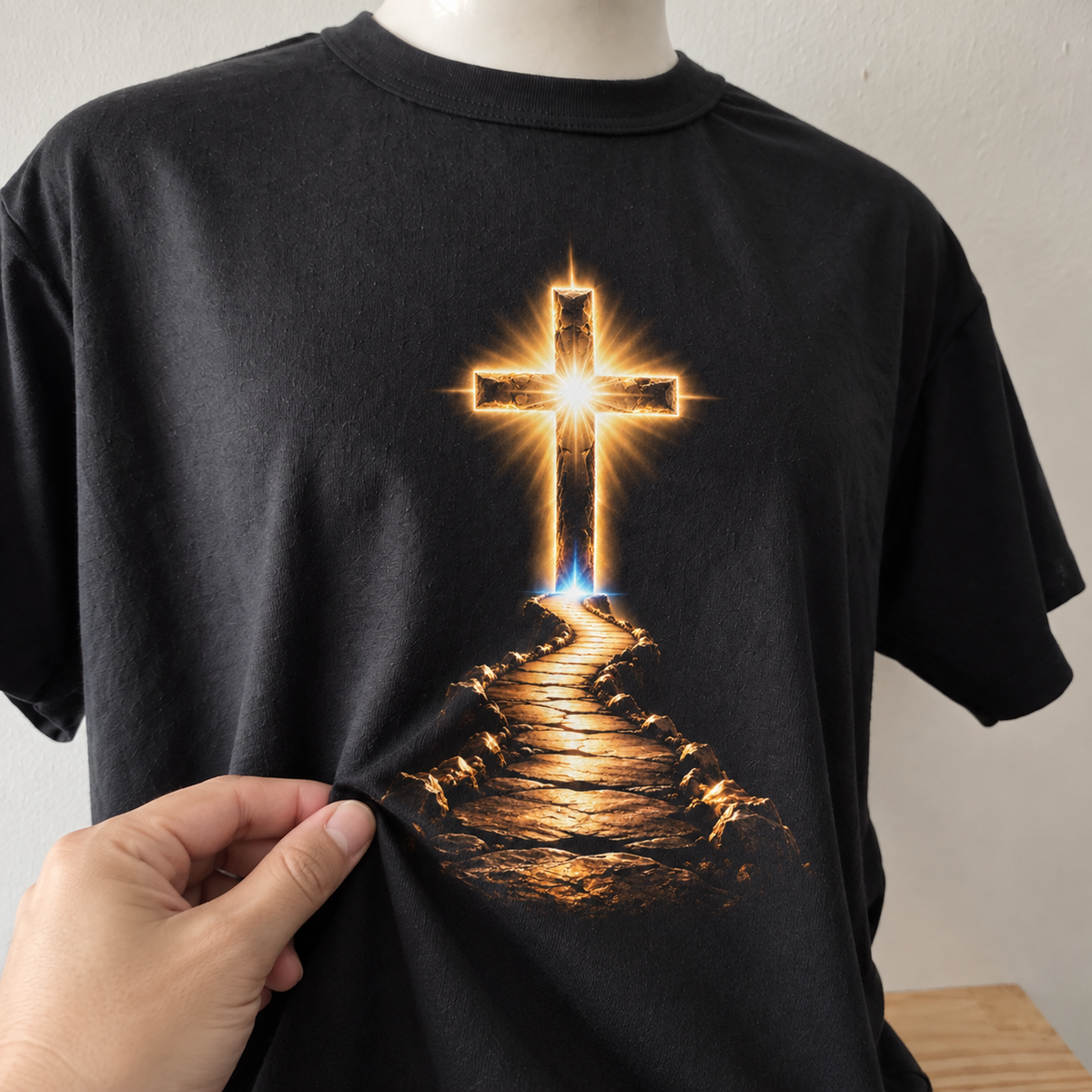 Detalhe do toque da camiseta O Senhor é Meu Pastor