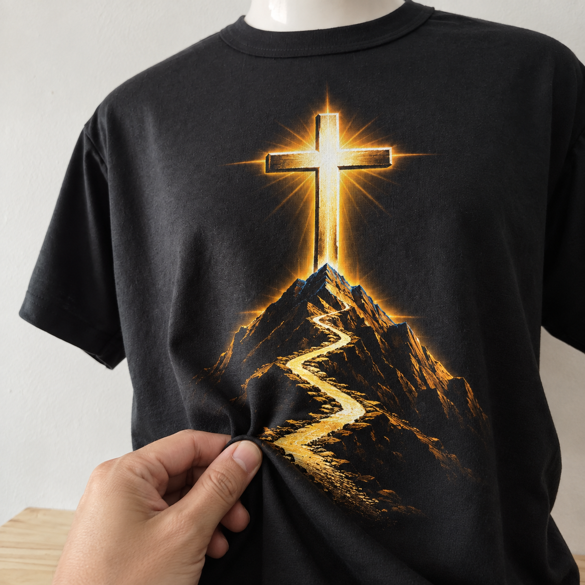 Detalhe do toque da camiseta Tudo Posso Naquele que Me Fortalece
