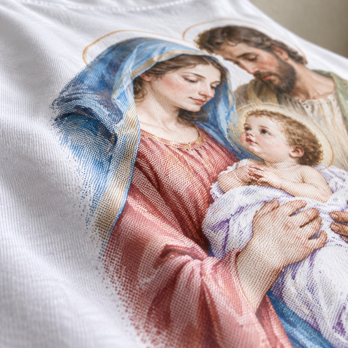 Textura da camiseta branca com a estampa Sagrada Família, Ternura
