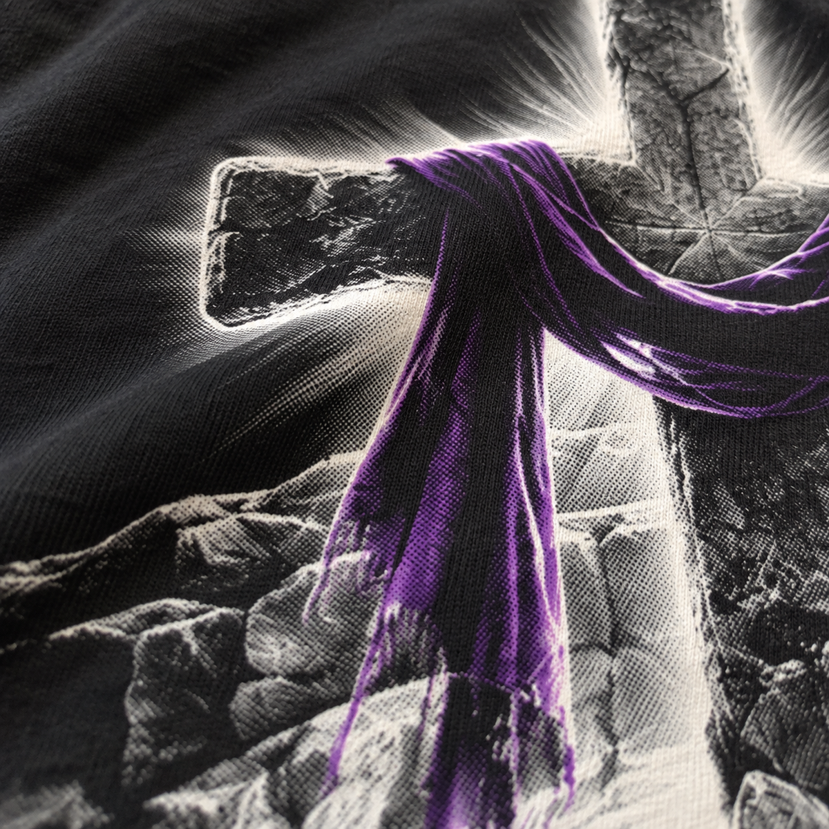 Textura da camiseta com a estampa Cruz do Túmulo Vazio