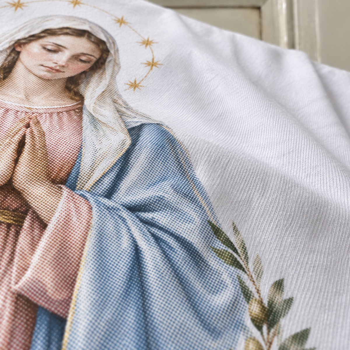 Textura da camiseta branca com a estampa Nossa Senhora da Paz
