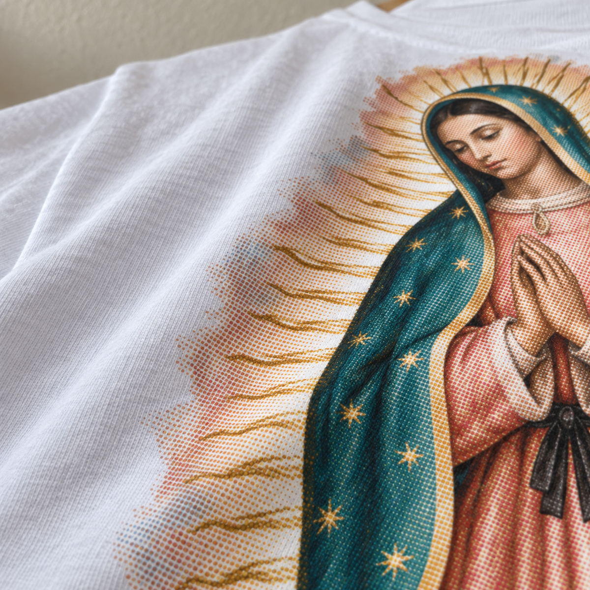 Textura da camiseta branca com a estampa Nossa Senhora de Guadalupe