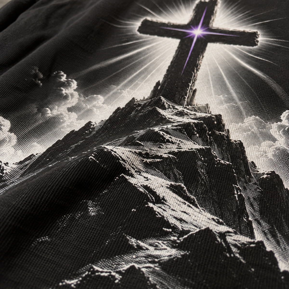 Textura da camiseta com a estampa Cruz no Topo da Montanha