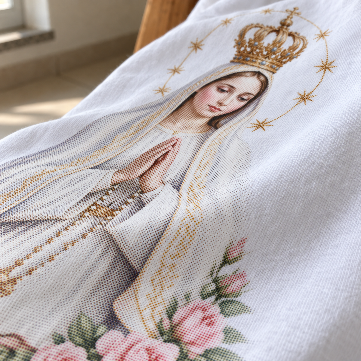 Textura da camiseta branca com a estampa Nossa Senhora de Fátima