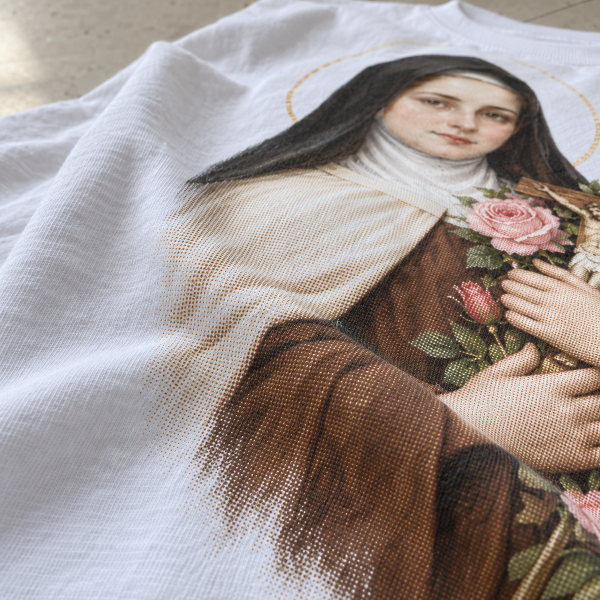 Textura da camiseta branca com a estampa Santa Teresinha das Rosas