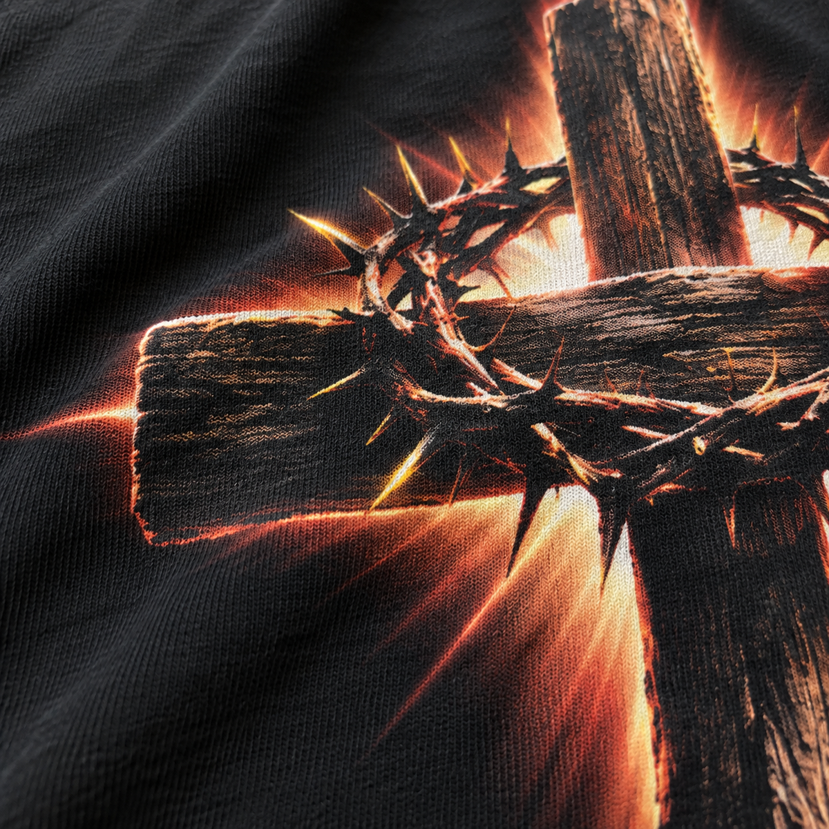 Textura da camiseta com a estampa Cruz e Coroa de Espinhos