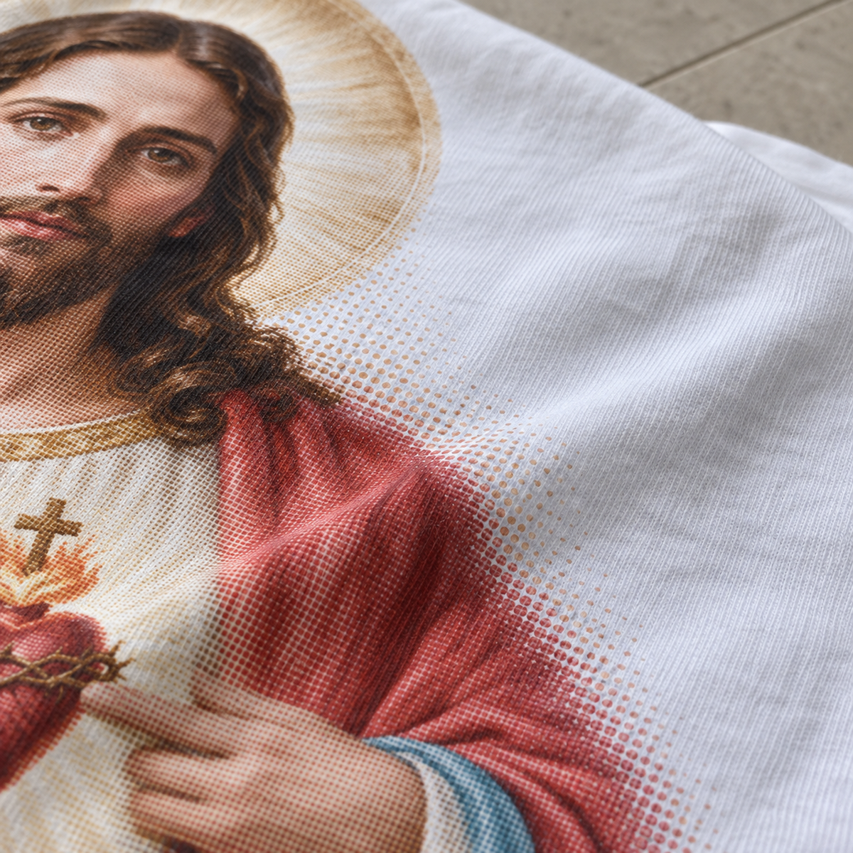 Textura da camiseta branca com a estampa Sagrado Coração Sereno