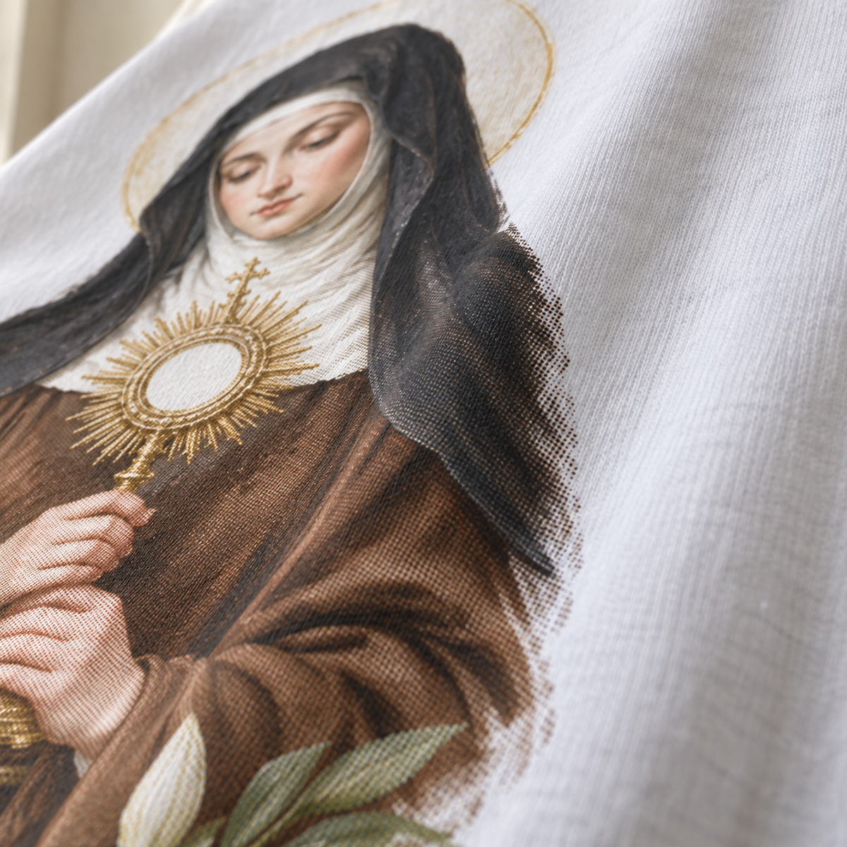 Textura da camiseta branca com a estampa Santa Clara de Assis