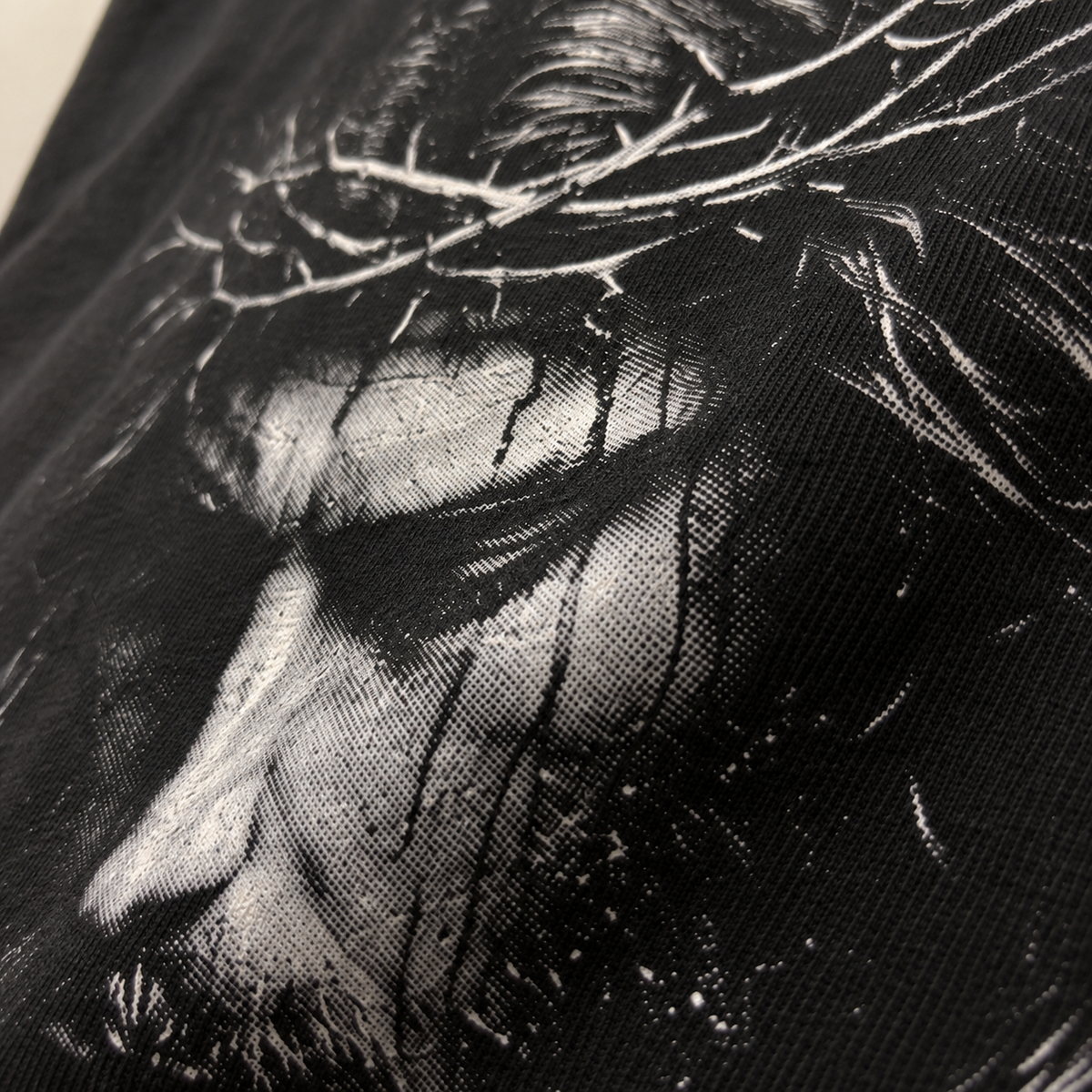 Textura da camiseta com a estampa Cristo Coroado, Preto e Branco