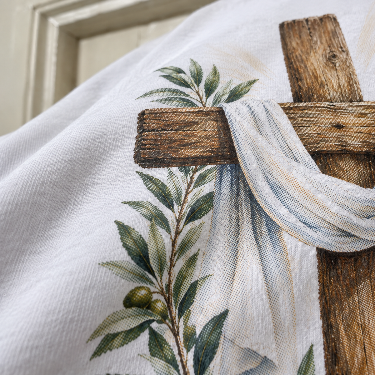 Textura da camiseta branca com a estampa Cruz e Ramos de Oliveira