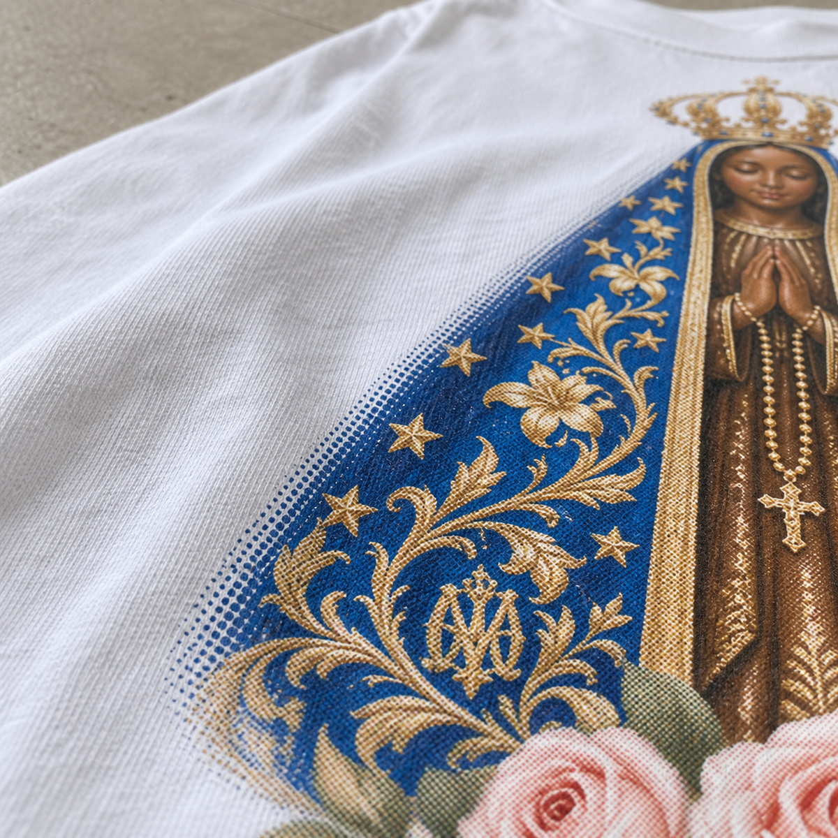 Textura da camiseta branca com a estampa Nossa Senhora Aparecida