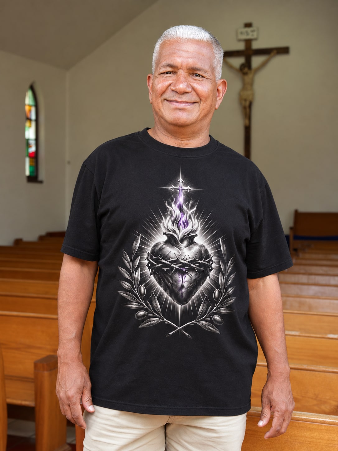 Homem brasileiro na igreja católica, vestindo a camiseta preta Sagrado Coração Prateado com Ramos